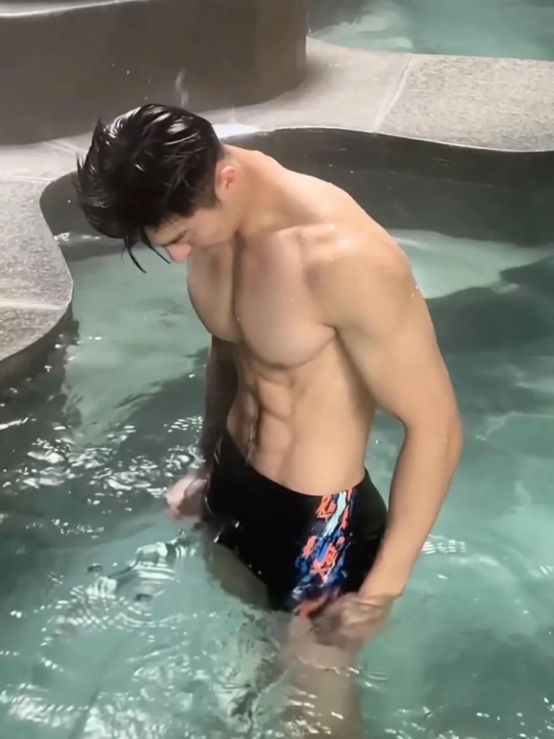 拍过双男主短剧的肌肉帅哥，洗澡小视频已疯传