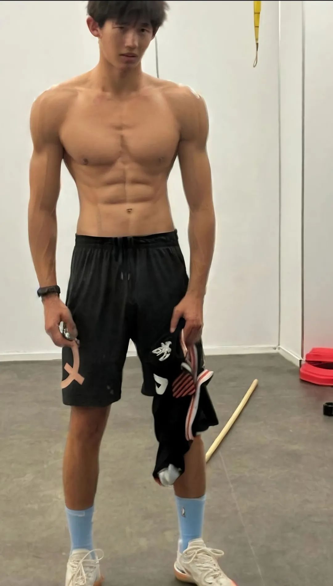 清华大学体育生长什么样？黑皮小腹肌满意吗？