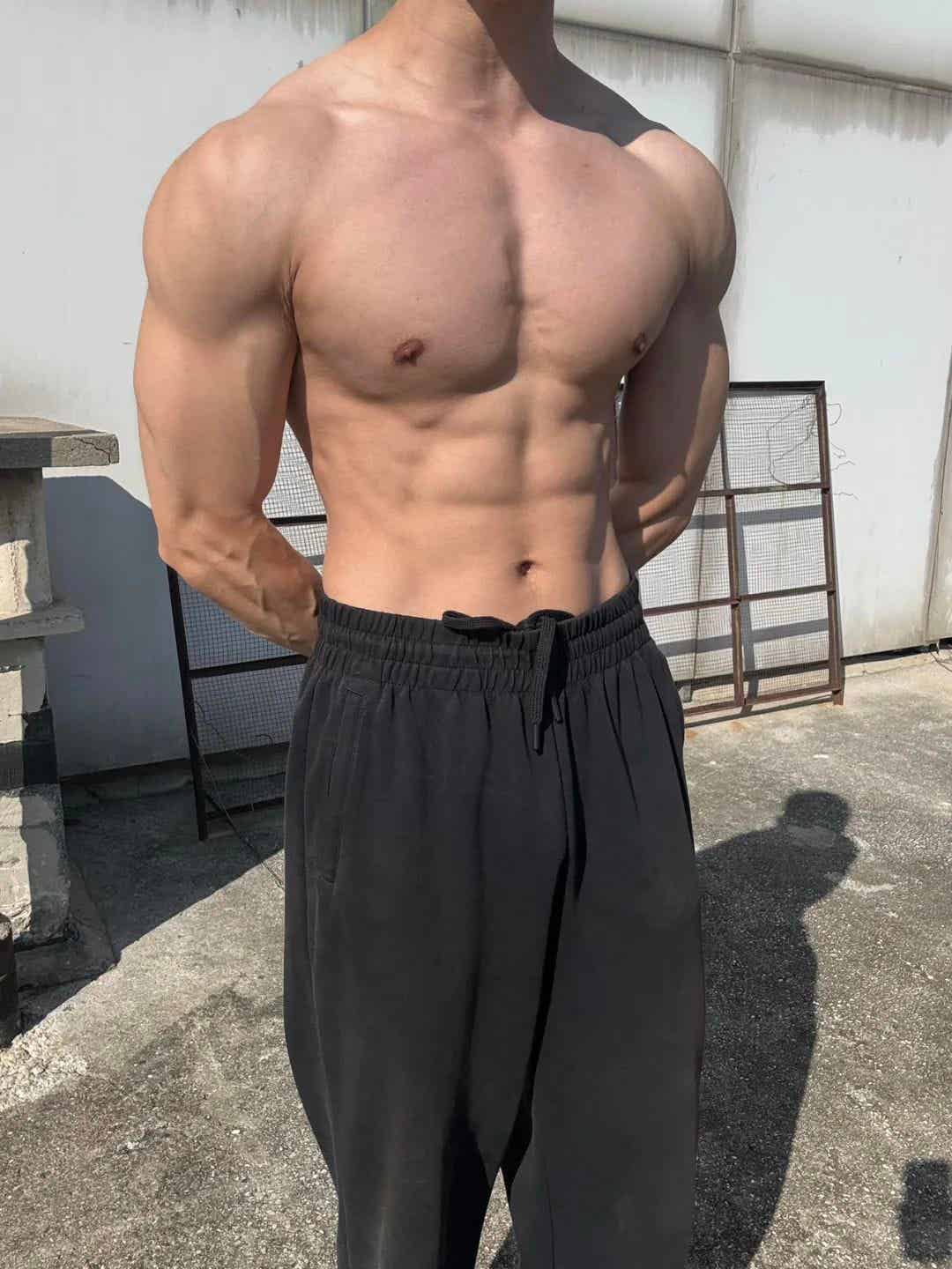 图片[7]-26岁北京自由健身教练，晒泵感肌肉，砖头胸格子腹还有牛蛙臂，这身材可以制霸健身房了-潮男潮北-潮男潮北