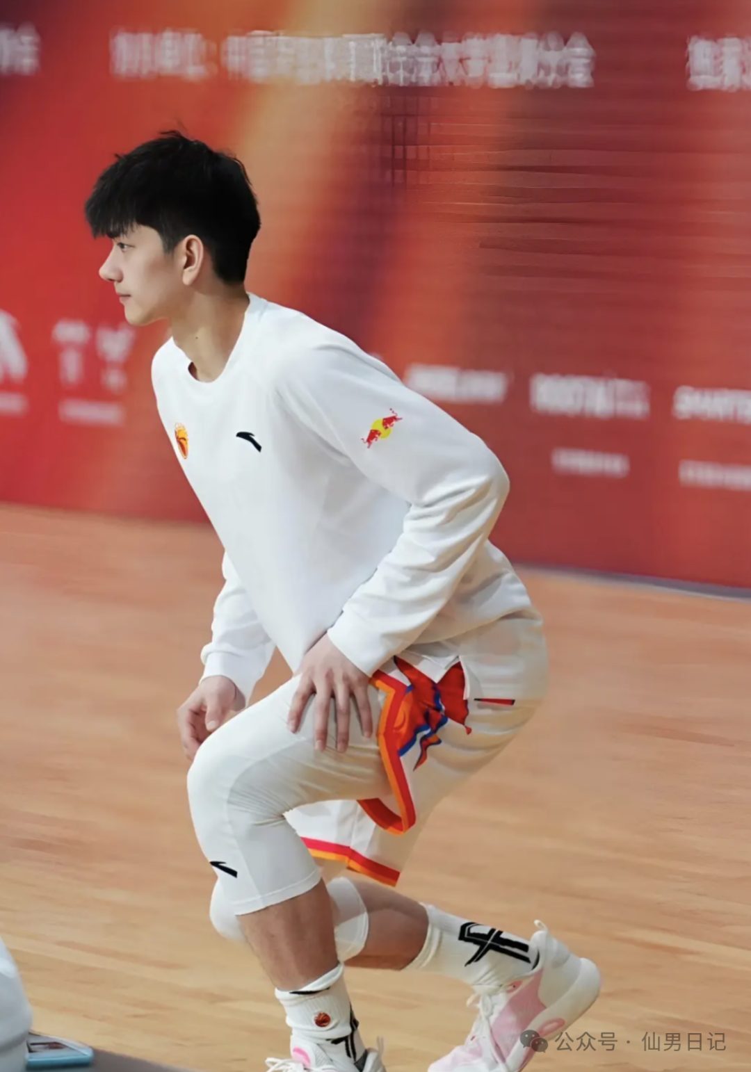 一双大脚被骂上热搜，正主竟然是 195cm 体育生帅哥！