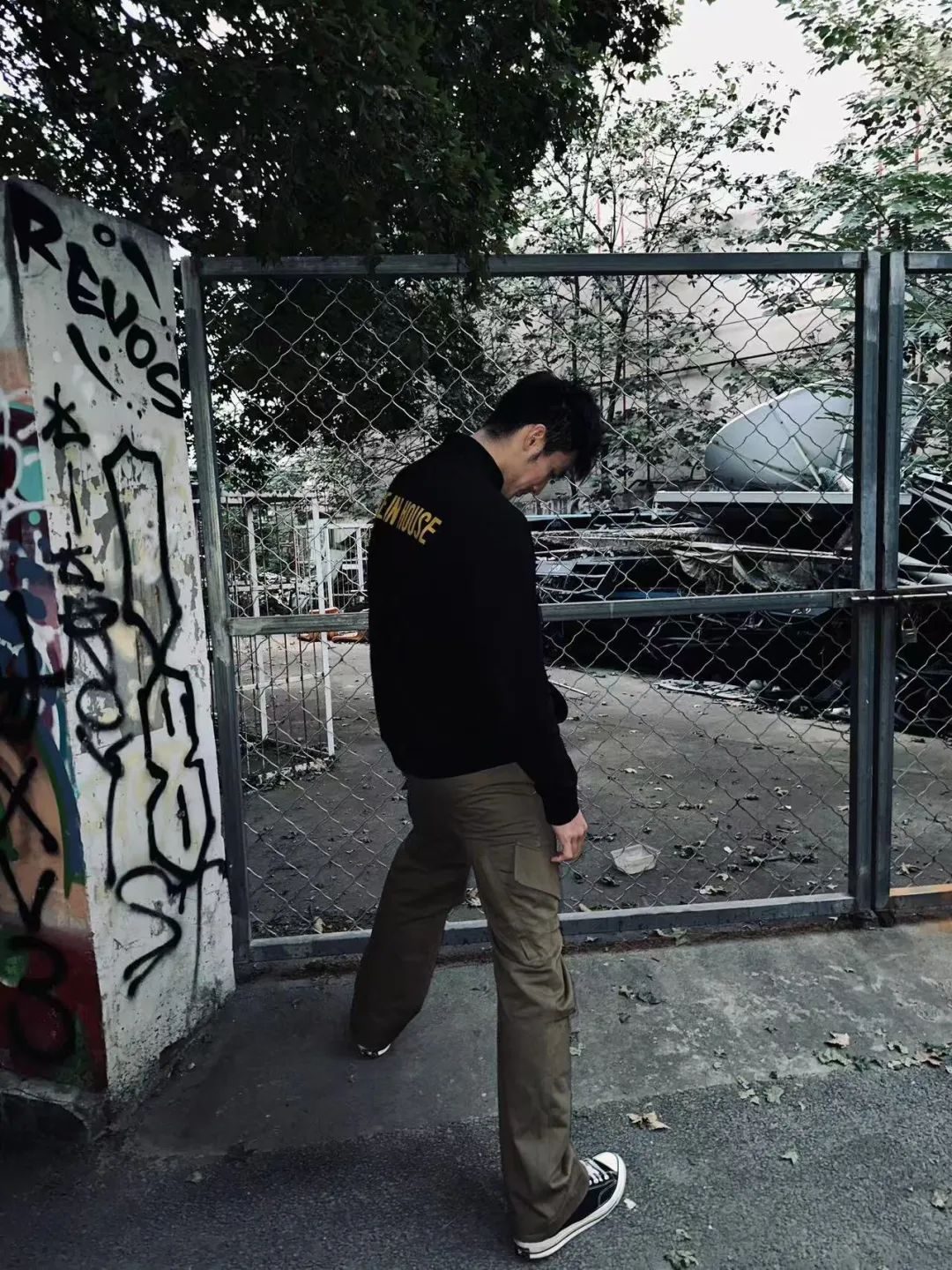篮球运动员换鞋被偷拍，网友惊喜：比杨鸣还有那味…