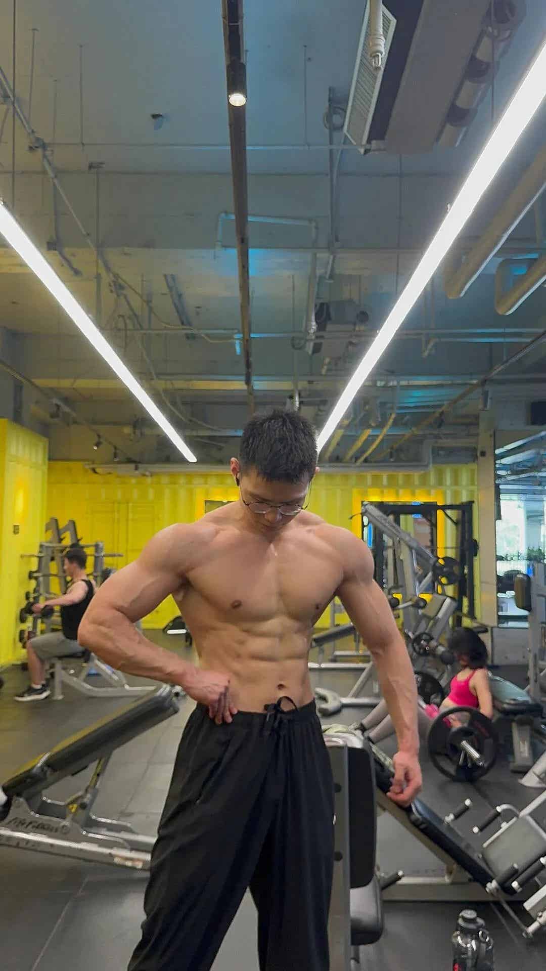 26岁北京自由健身教练，晒泵感肌肉，砖头胸格子腹还有牛蛙臂，这身材可以制霸健身房了-潮男潮北