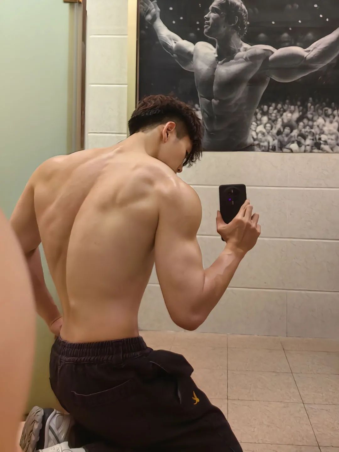 广东男大学生在线展示湿身诱惑，宽肩窄腰大胸肌，荷尔蒙直接溢出屏幕！