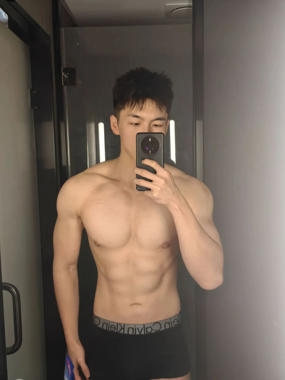 广东男大学生在线展示湿身诱惑，宽肩窄腰大胸肌，荷尔蒙直接溢出屏幕！