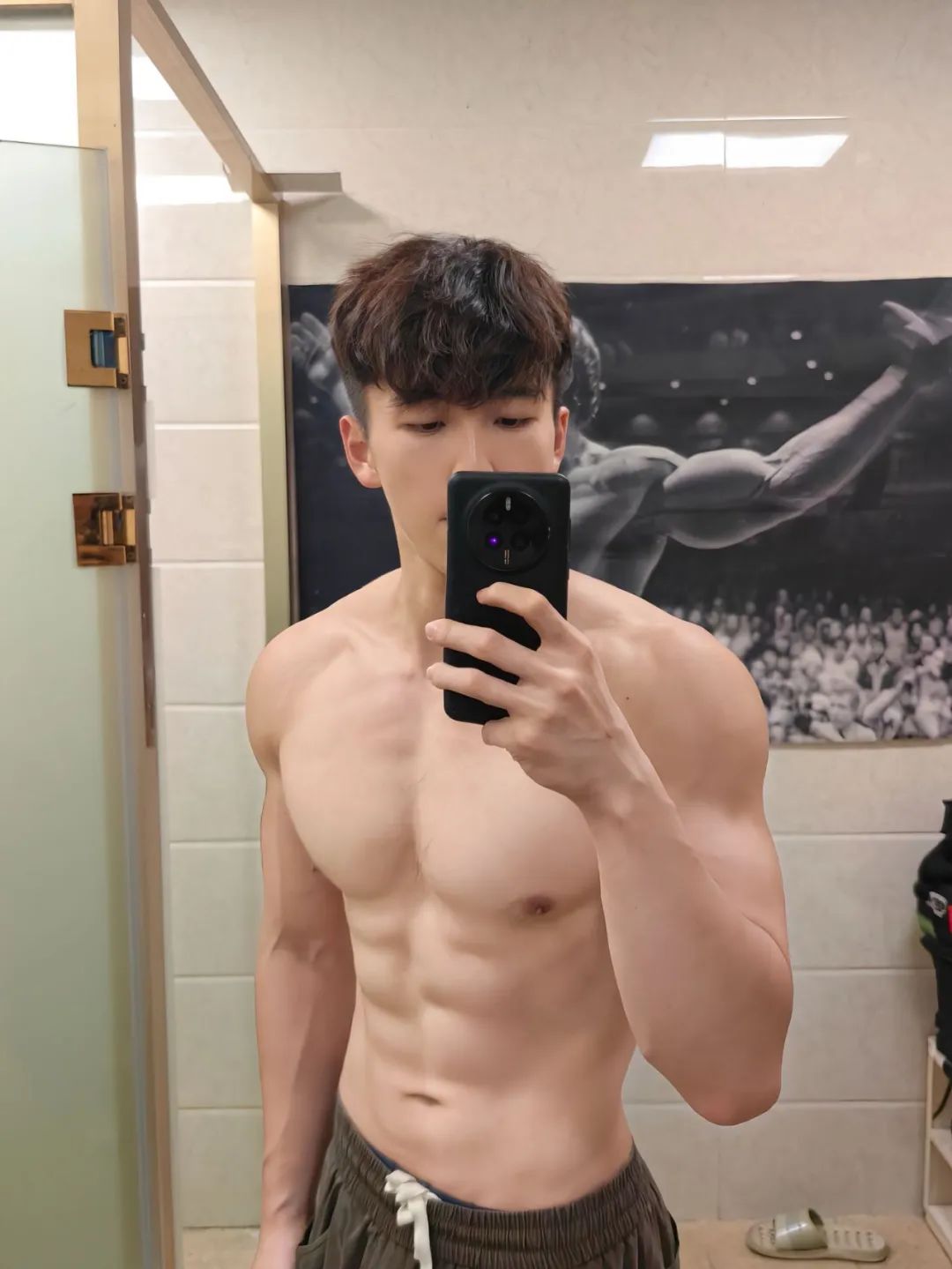 广东男大学生在线展示湿身诱惑，宽肩窄腰大胸肌，荷尔蒙直接溢出屏幕！