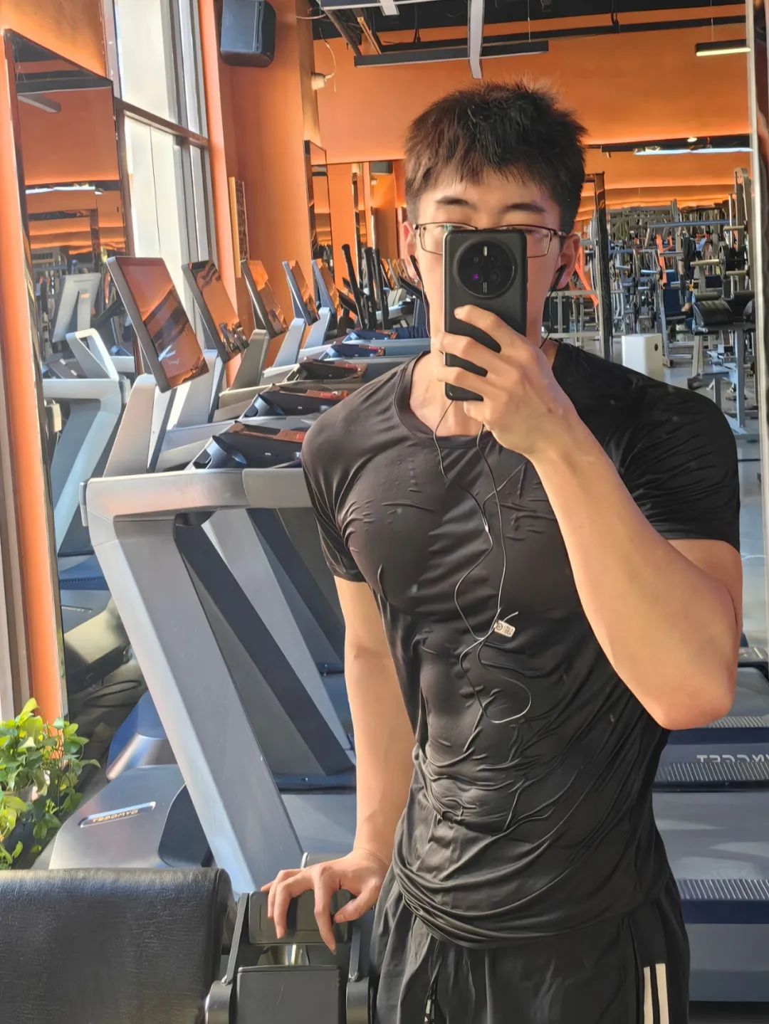 广东男大学生在线展示湿身诱惑，宽肩窄腰大胸肌，荷尔蒙直接溢出屏幕！