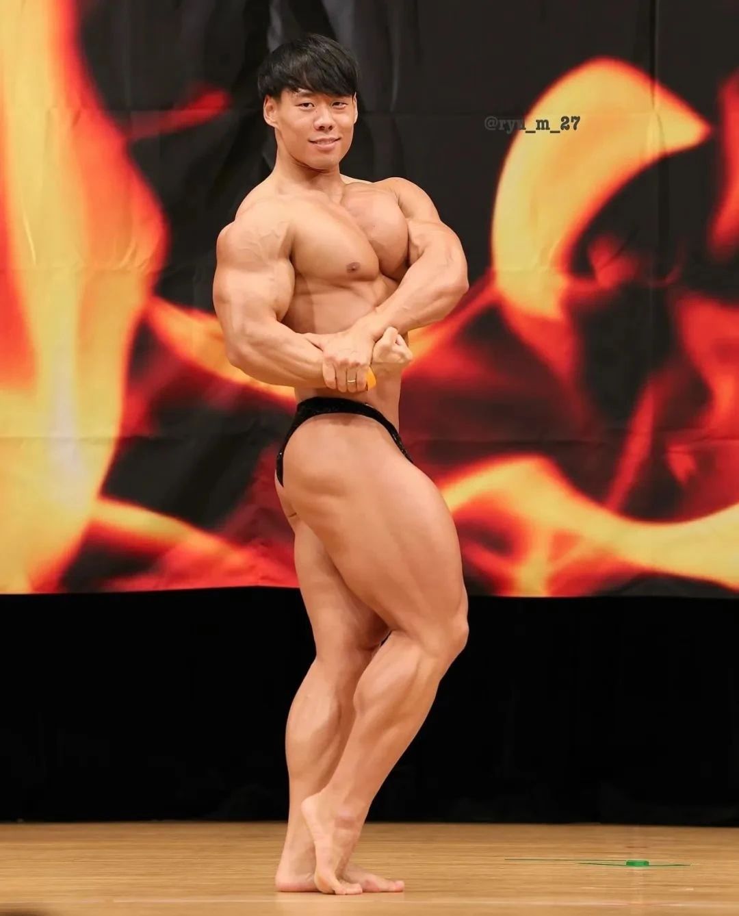 健美选手因发型走红，这个肌肉什么水平？