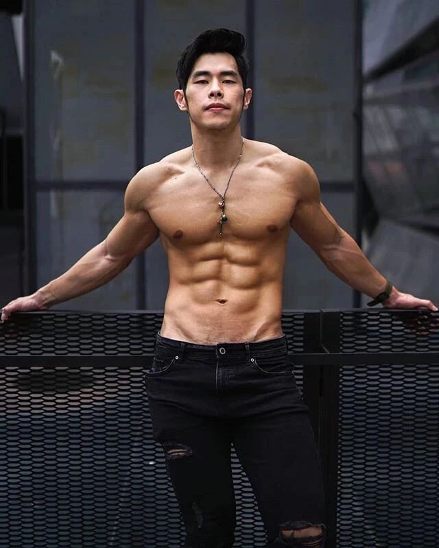 " 周杰伦 " 最新肌肉照曝光,八块腹肌帅炸,身材赶超彭于晏? " 周杰伦 " 最新肌肉照曝光,八块腹肌帅炸,身材赶超彭于晏?