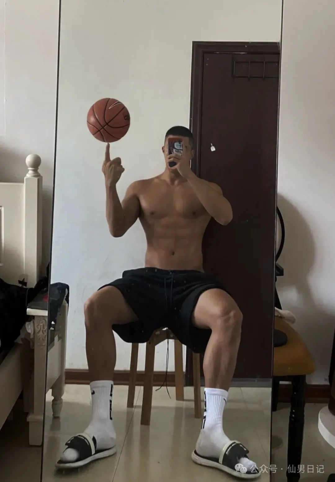 酷似推特红人！白袜黑皮篮球体育生露内裤边