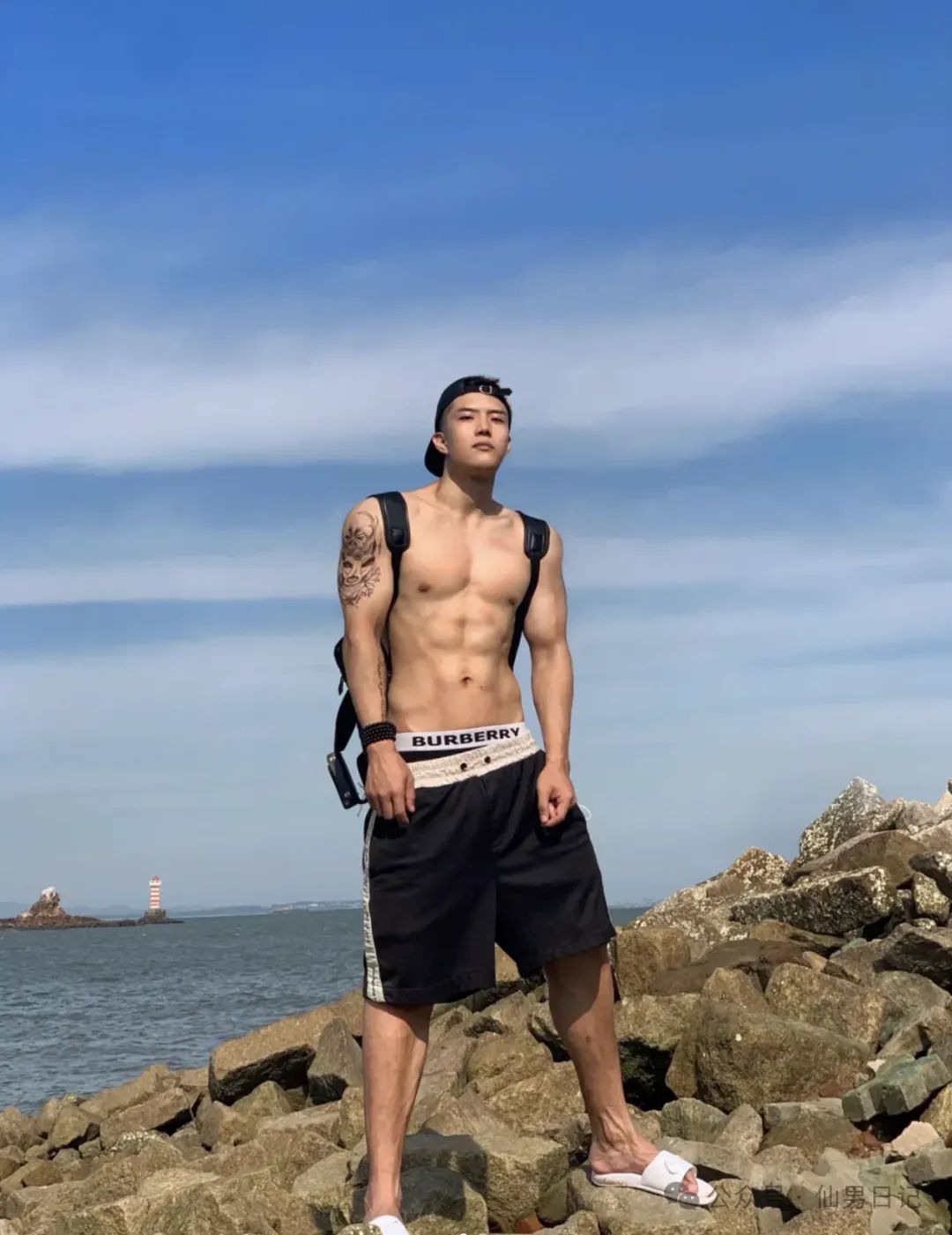酷似推特红人！白袜黑皮篮球体育生露内裤边