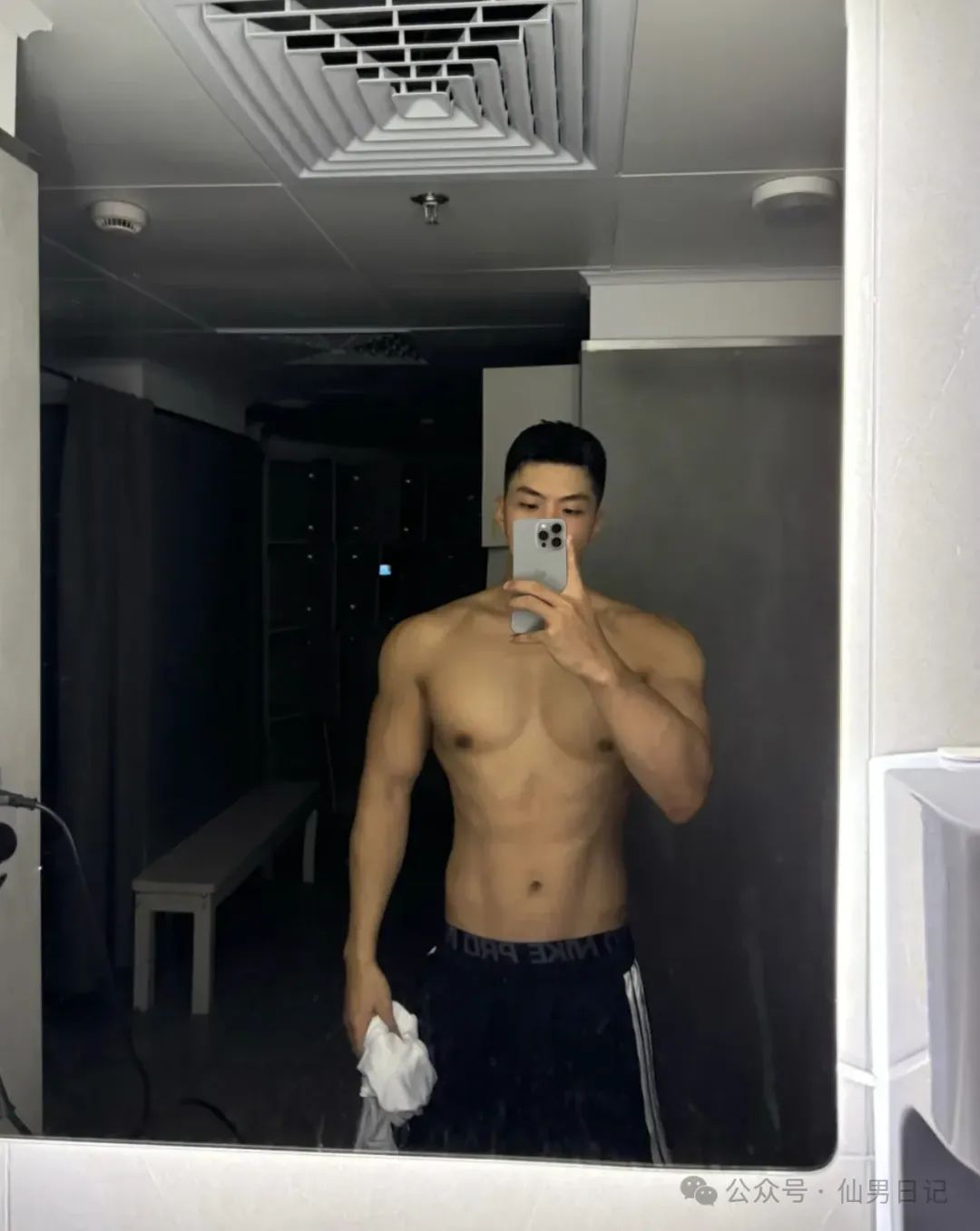酷似推特红人！白袜黑皮篮球体育生露内裤边