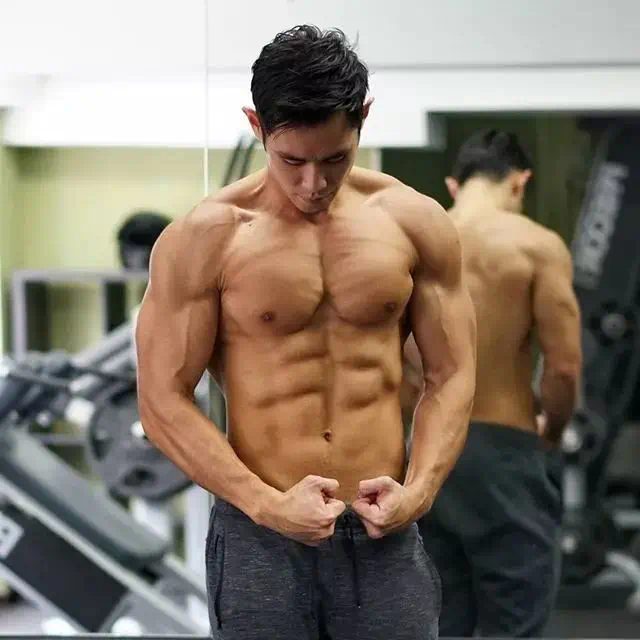 " 周杰伦 " 最新肌肉照曝光,八块腹肌帅炸,身材赶超彭于晏? " 周杰伦 " 最新肌肉照曝光,八块腹肌帅炸,身材赶超彭于晏?