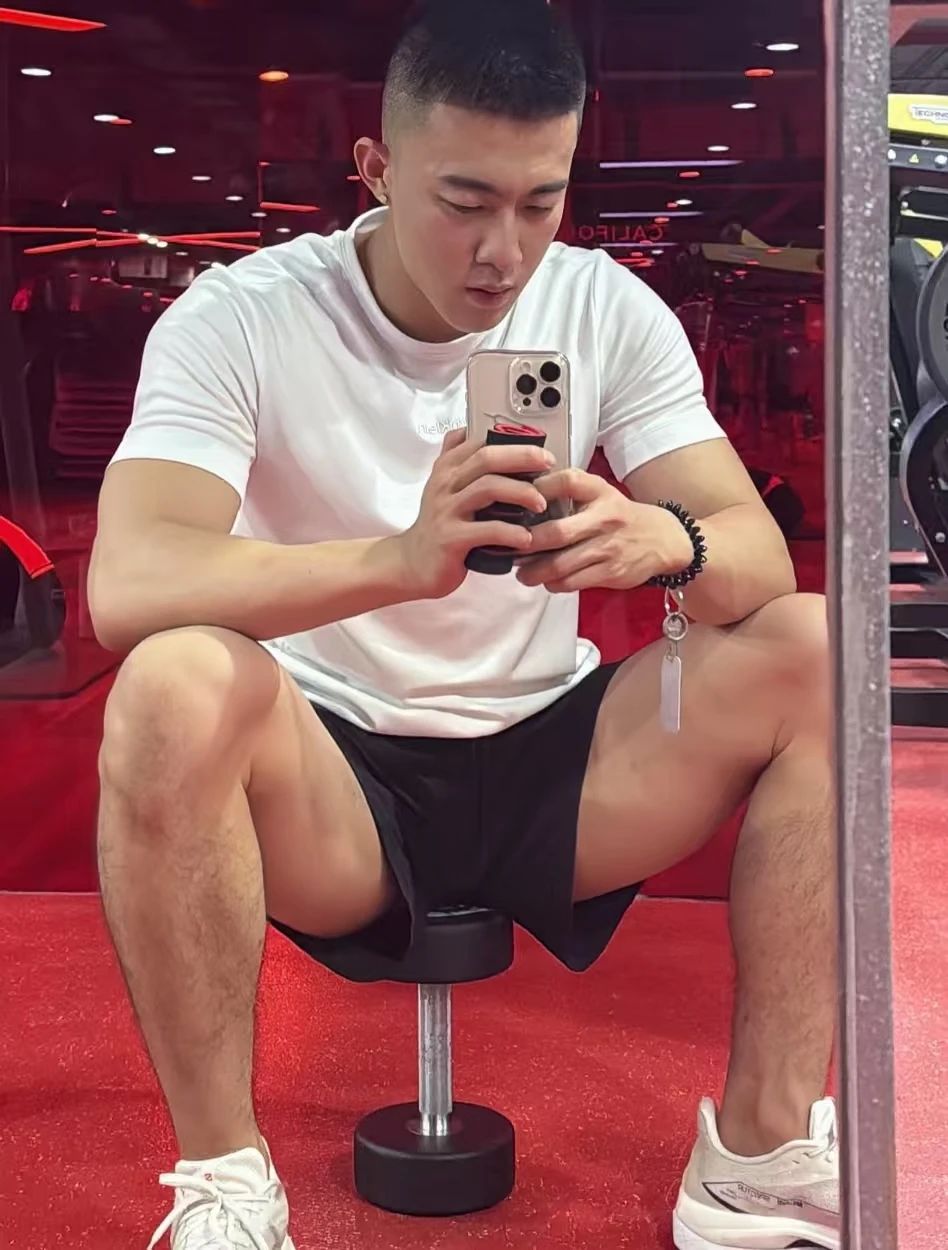 灰裤子运动男自拍私照流出！？这强大实力太顶啦！