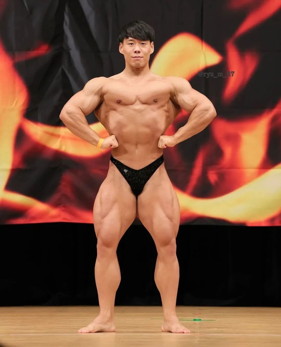 健美选手因发型走红，这个肌肉什么水平？