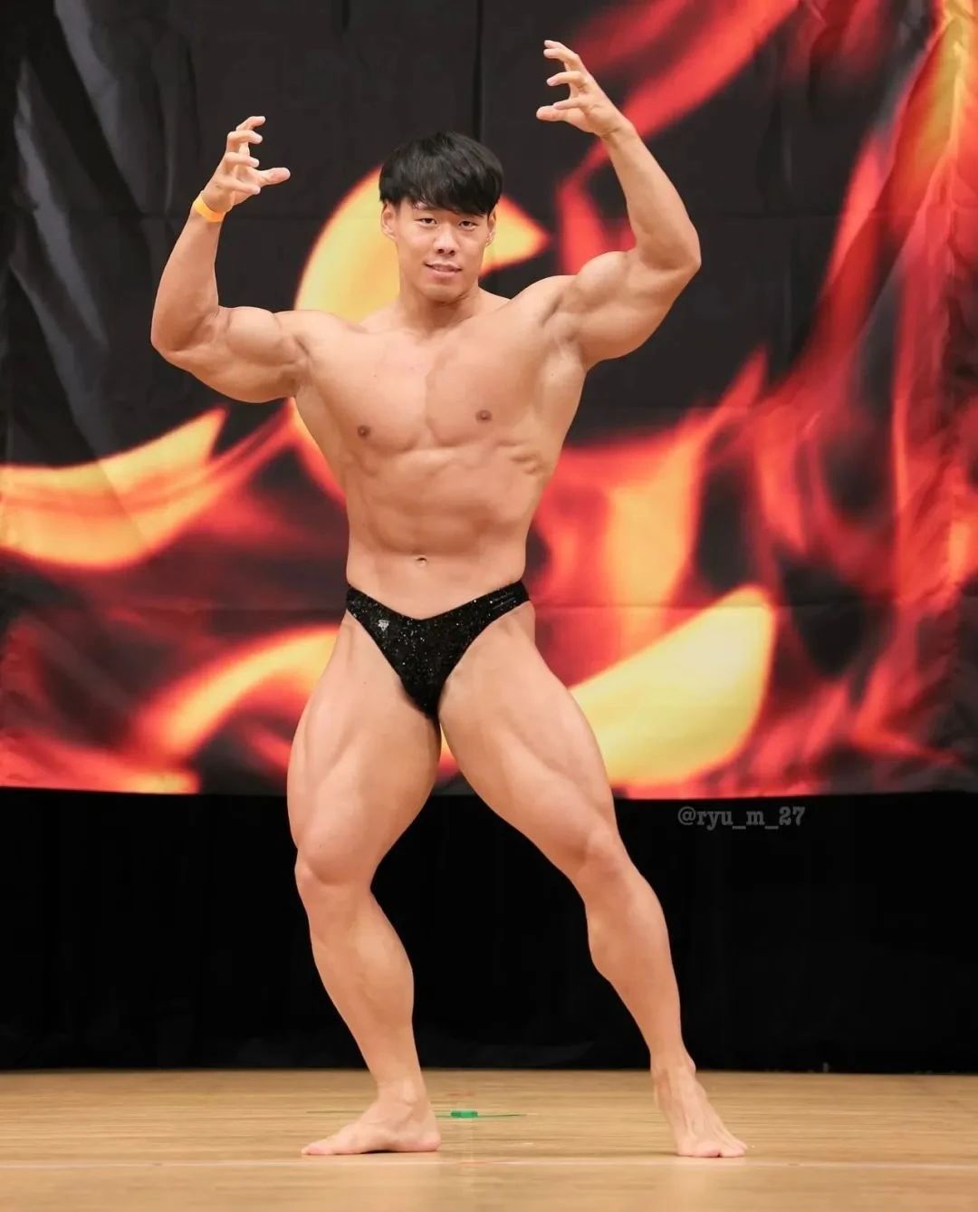 健美选手因发型走红，这个肌肉什么水平？