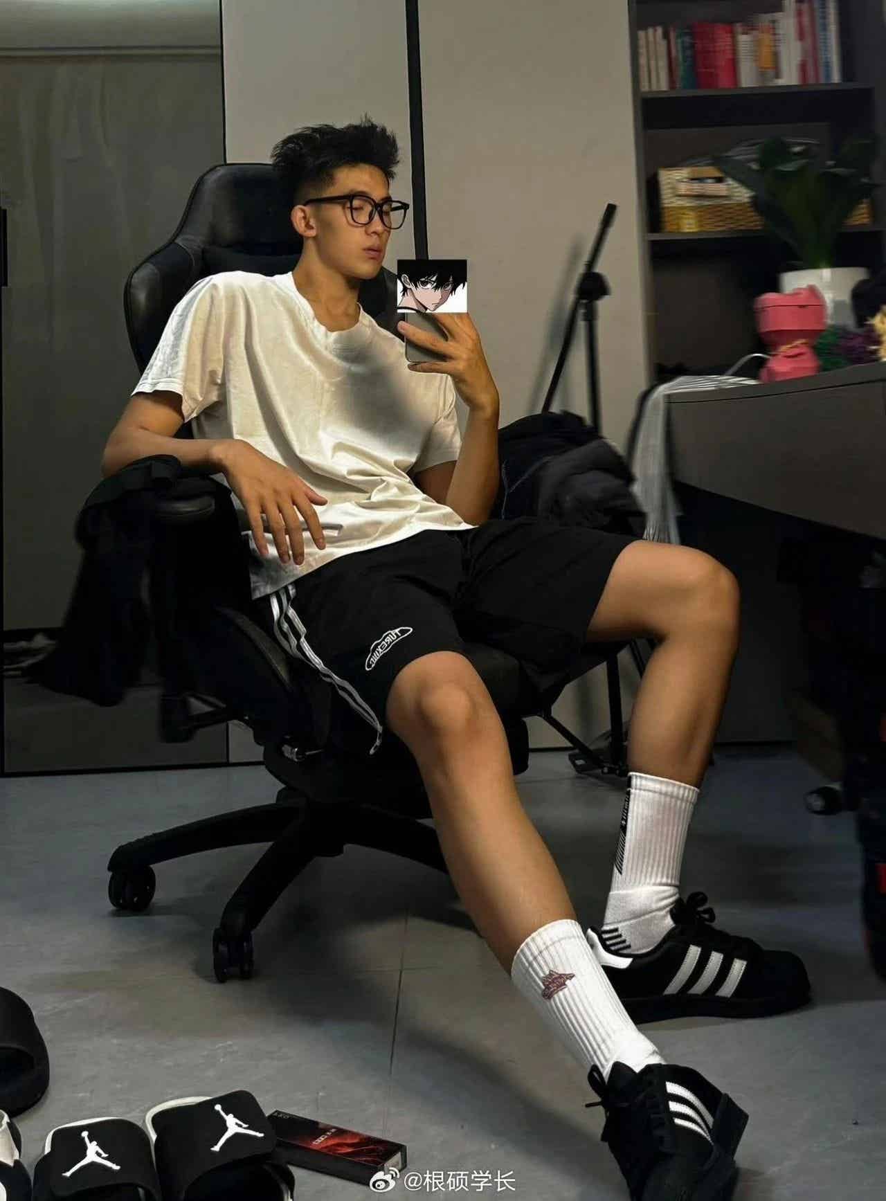 1s、喊爸爸?这个 185cm 长腿体育生火了…… 1s、喊爸爸?这个 185cm 长腿体育生火了……