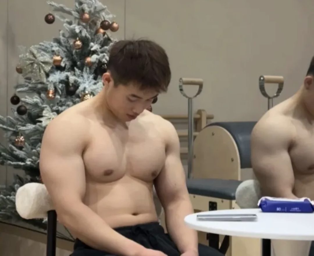身材非常好大鼻子黑皮帅哥 胸肌超厚人鱼线硬硬 荷尔蒙写真太帅气