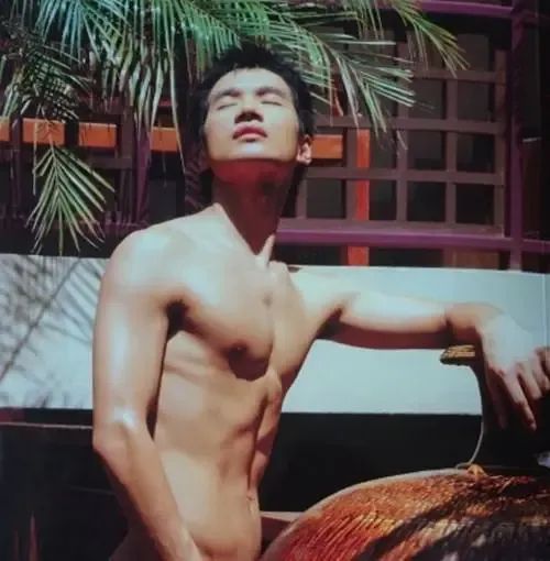 太顶了！何晟铭早年写真曝光，于正的“白月光”真不是盖的…