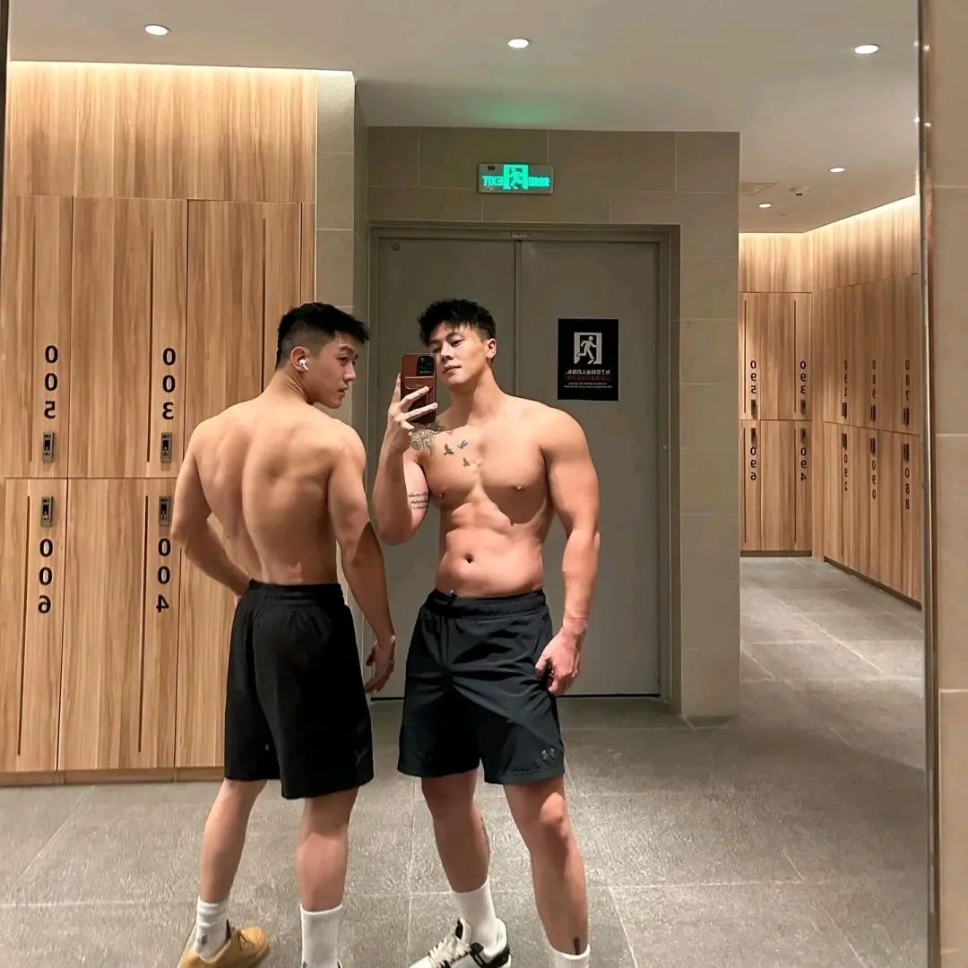 绿色紧身衣 + 白色内裤，翘 P 嫩男太让人心动
