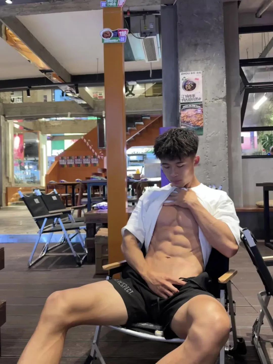 《爱情公寓》的吕子乔！变身八块腹肌男大体育生？