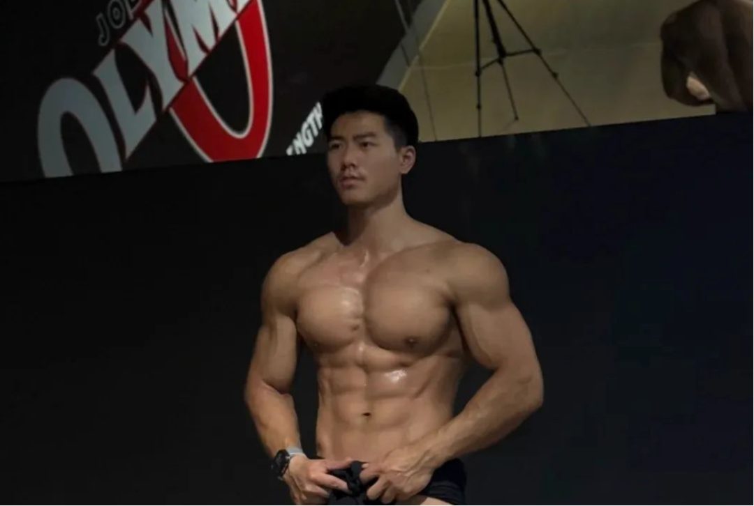 这个肌肉教练居然官宣对象了......？羡慕哭啦！