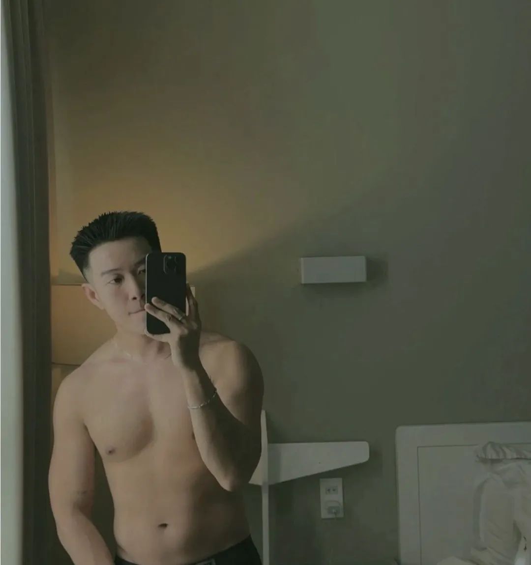 天菜机长私照曝光！私下玩得这么花吗？