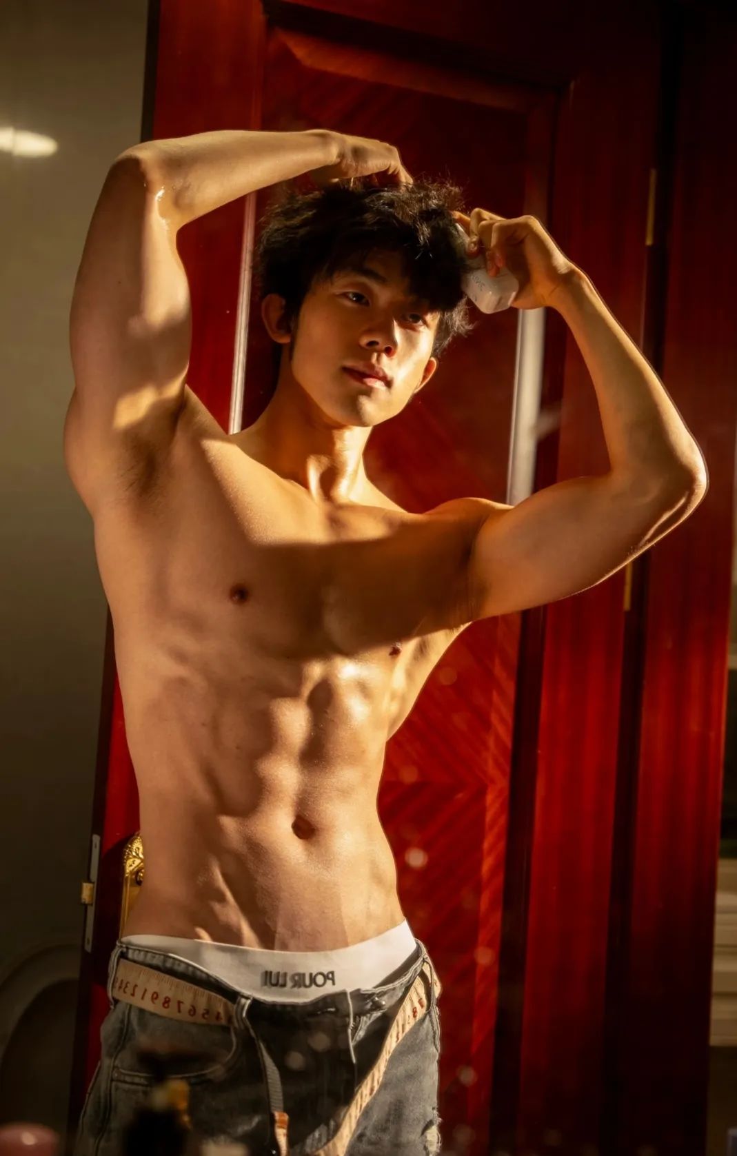 195 肌肉直男下海拍写真被摄影师得吃，网友辣评：换我来......