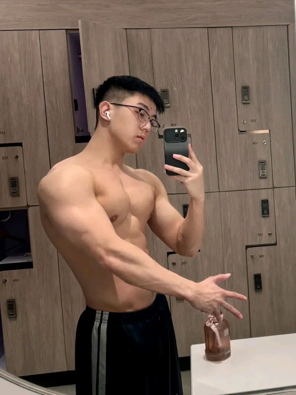 绿色紧身衣 + 白色内裤，翘 P 嫩男太让人心动