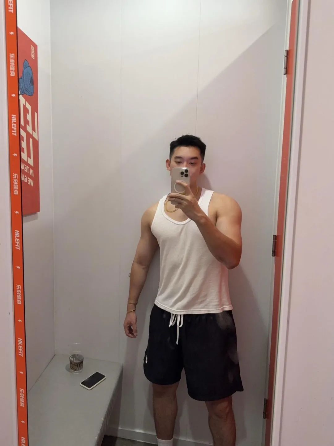重庆轻轨巡检壮男找到了！网友在线求检查……