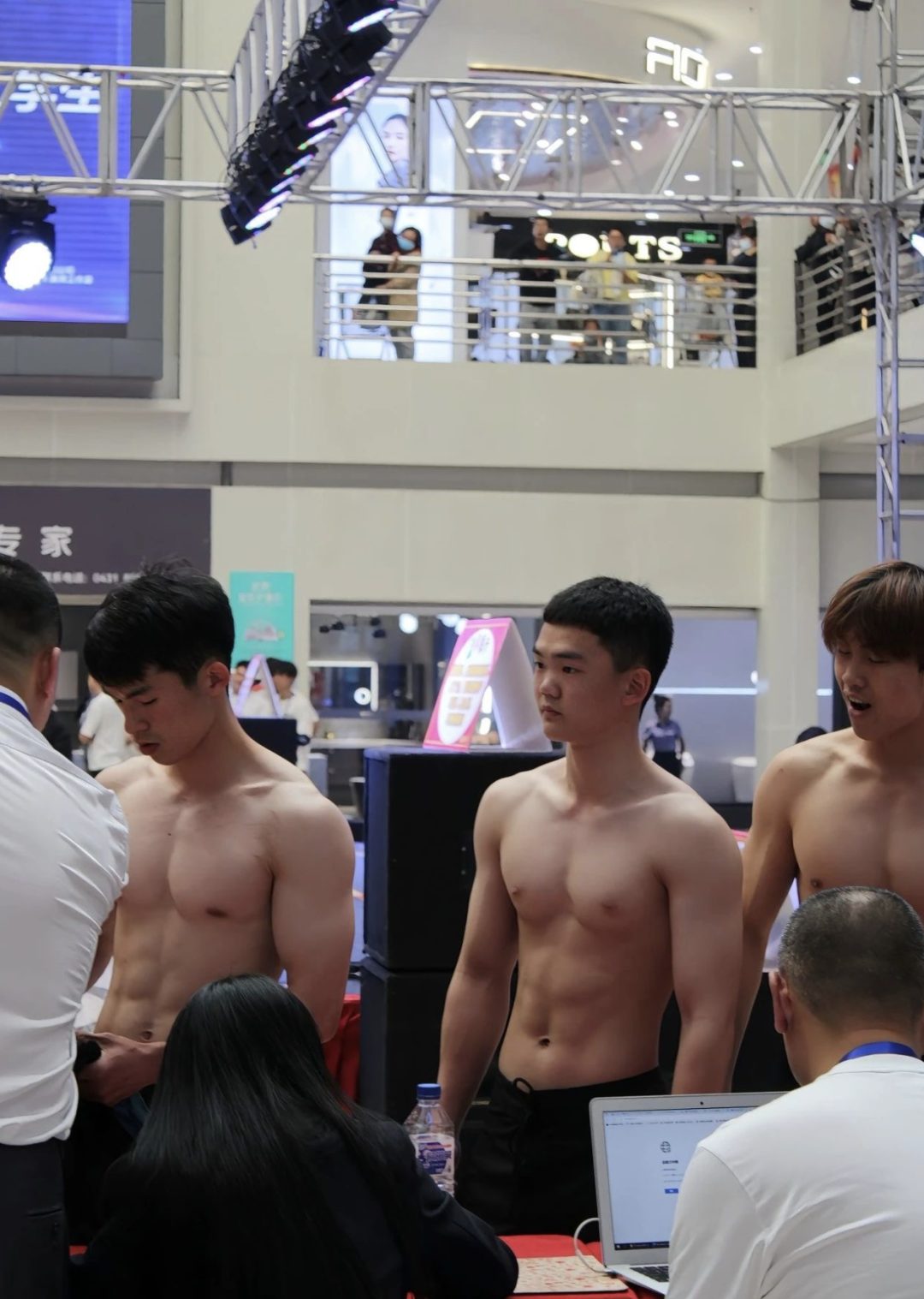 吉林大学成群的运动男穿这么少?粗壮长腿看馋网友! 吉林大学成群的运动男穿这么少?粗壮长腿看馋网友!