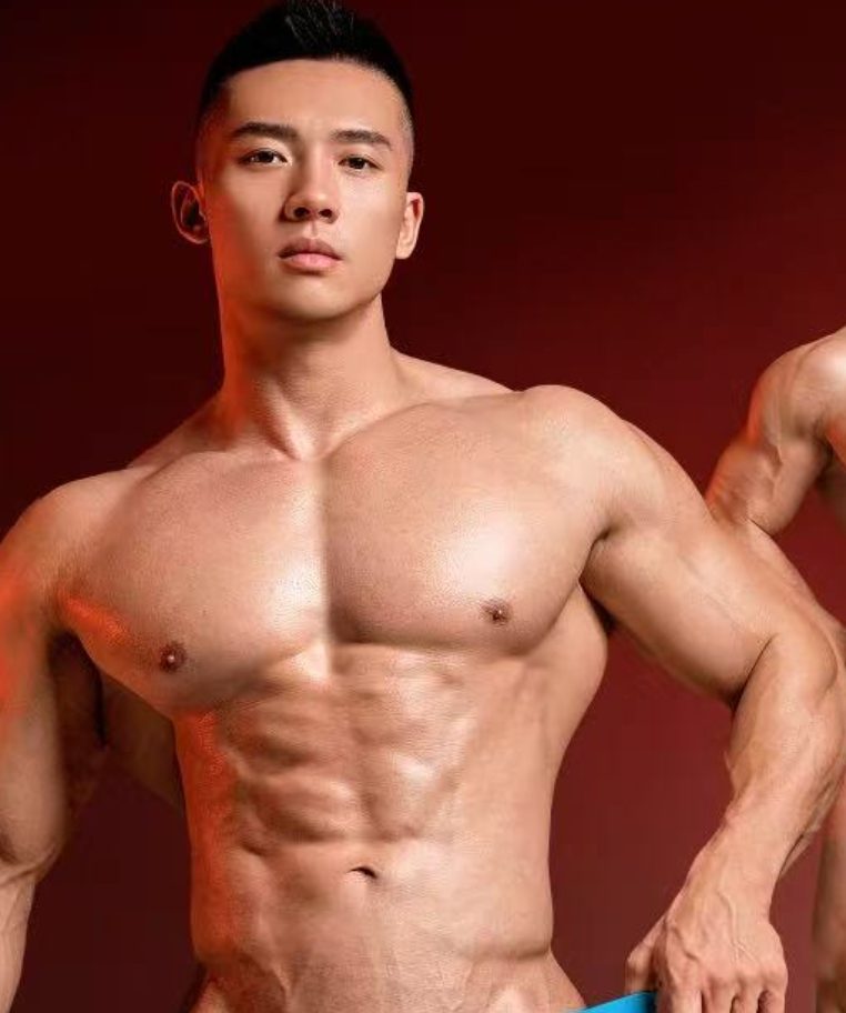 祝万成这次豁出去！超壮爆筋肌写真全曝光 厚胸宽肩公狗腰