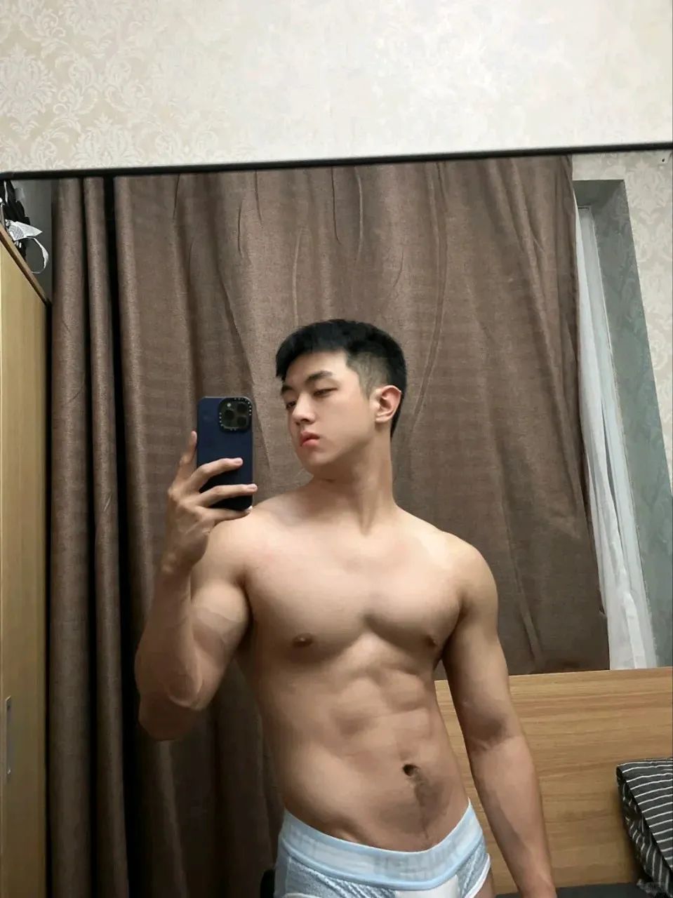 绿色紧身衣 + 白色内裤，翘 P 嫩男太让人心动