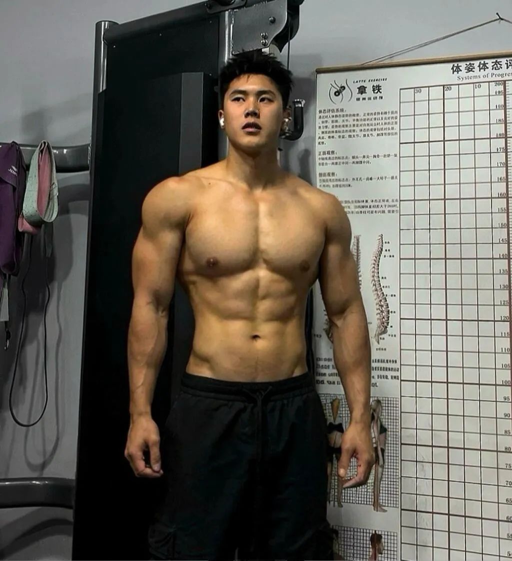 05 年 185CM 黑皮肌肉帅哥，很直也很帅的学弟！