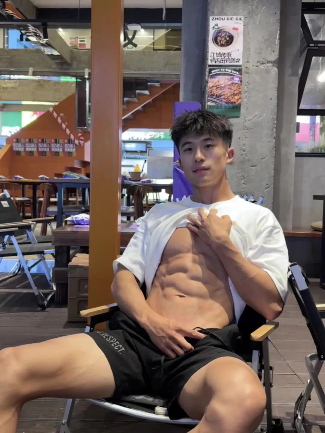 《爱情公寓》的吕子乔！变身八块腹肌男大体育生？