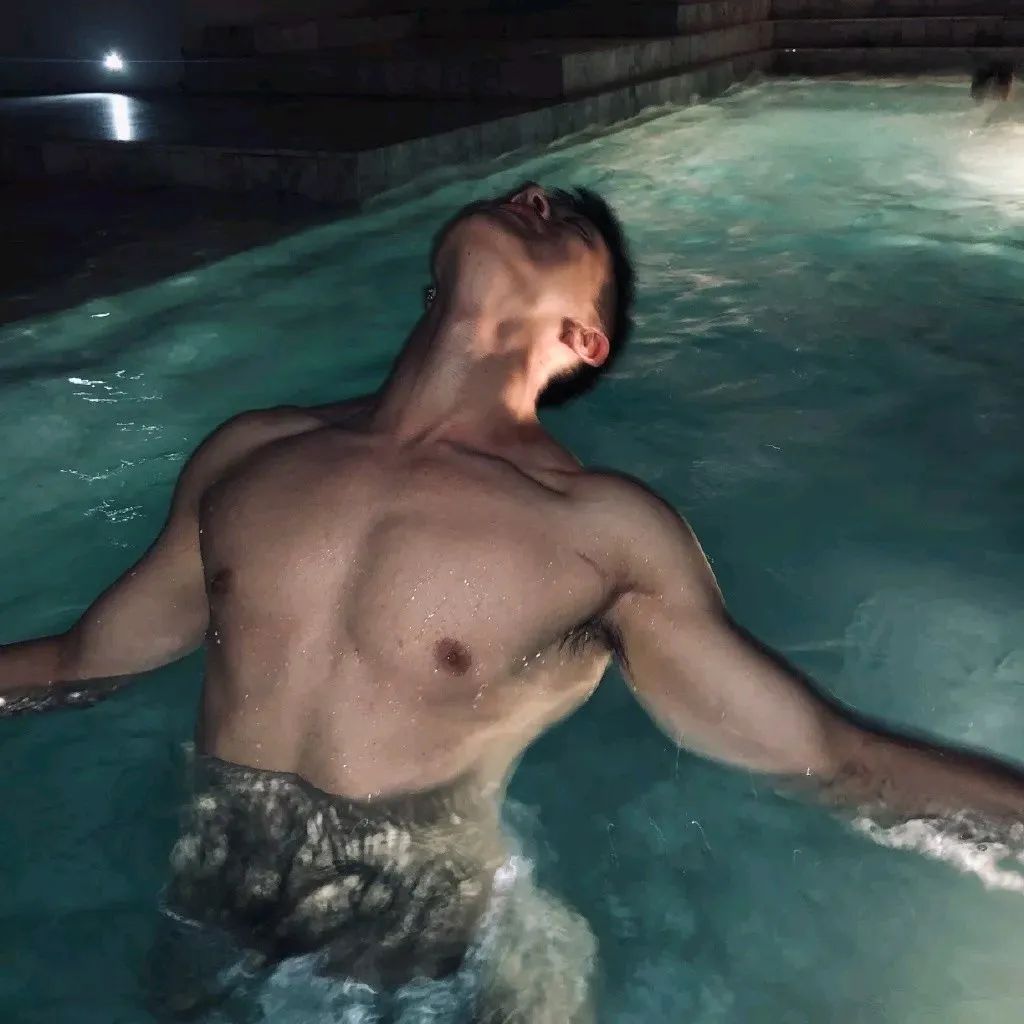 绿色紧身衣 + 白色内裤，翘 P 嫩男太让人心动