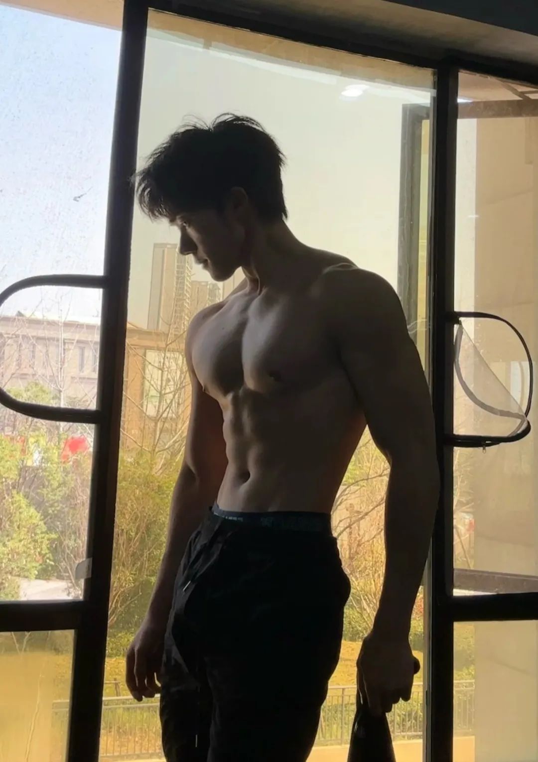 195 肌肉直男下海拍写真被摄影师得吃，网友辣评：换我来......