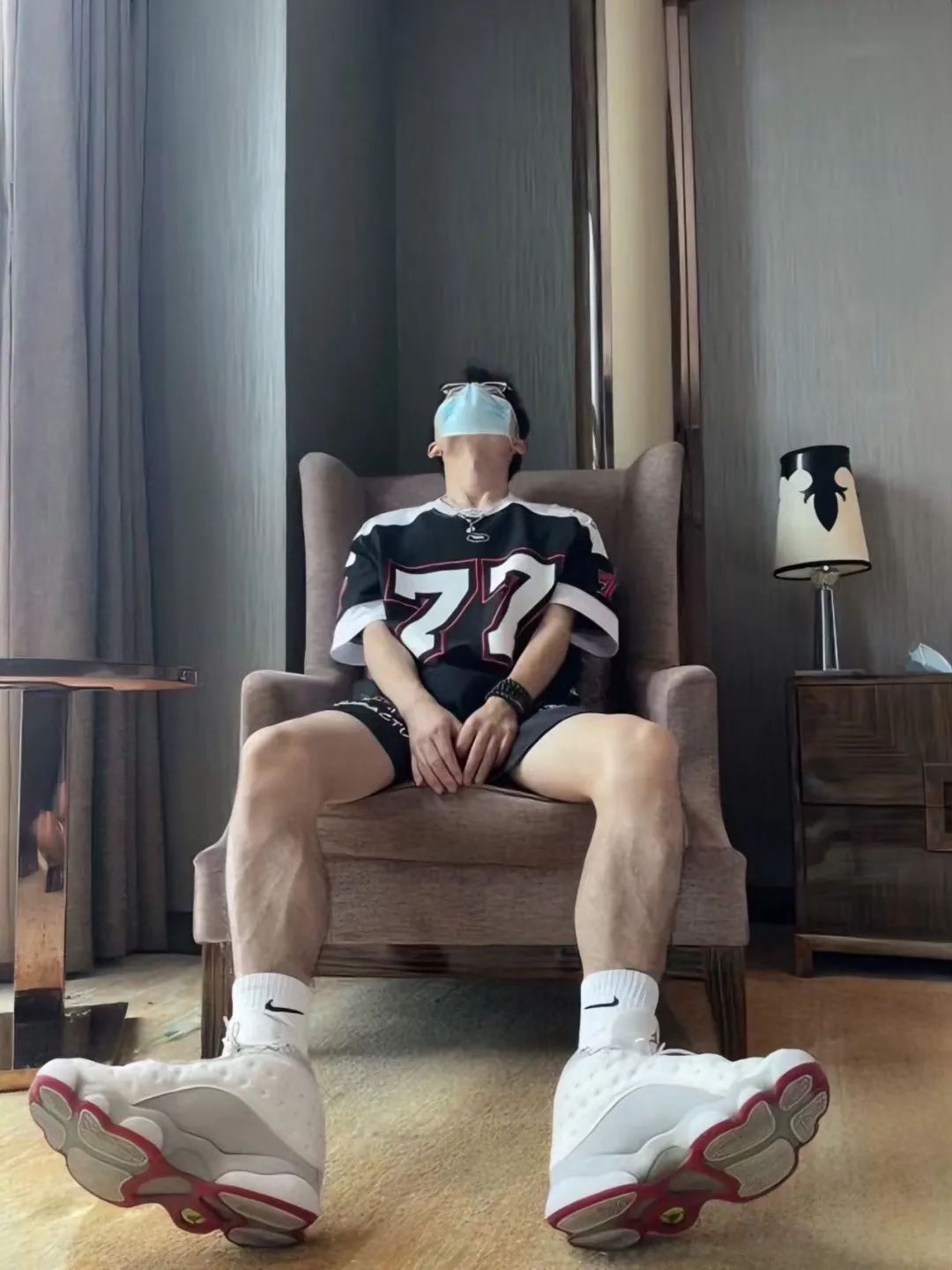 深夜在体育场擦边的薄肌帅哥！竟然是 05 年音乐生男大……