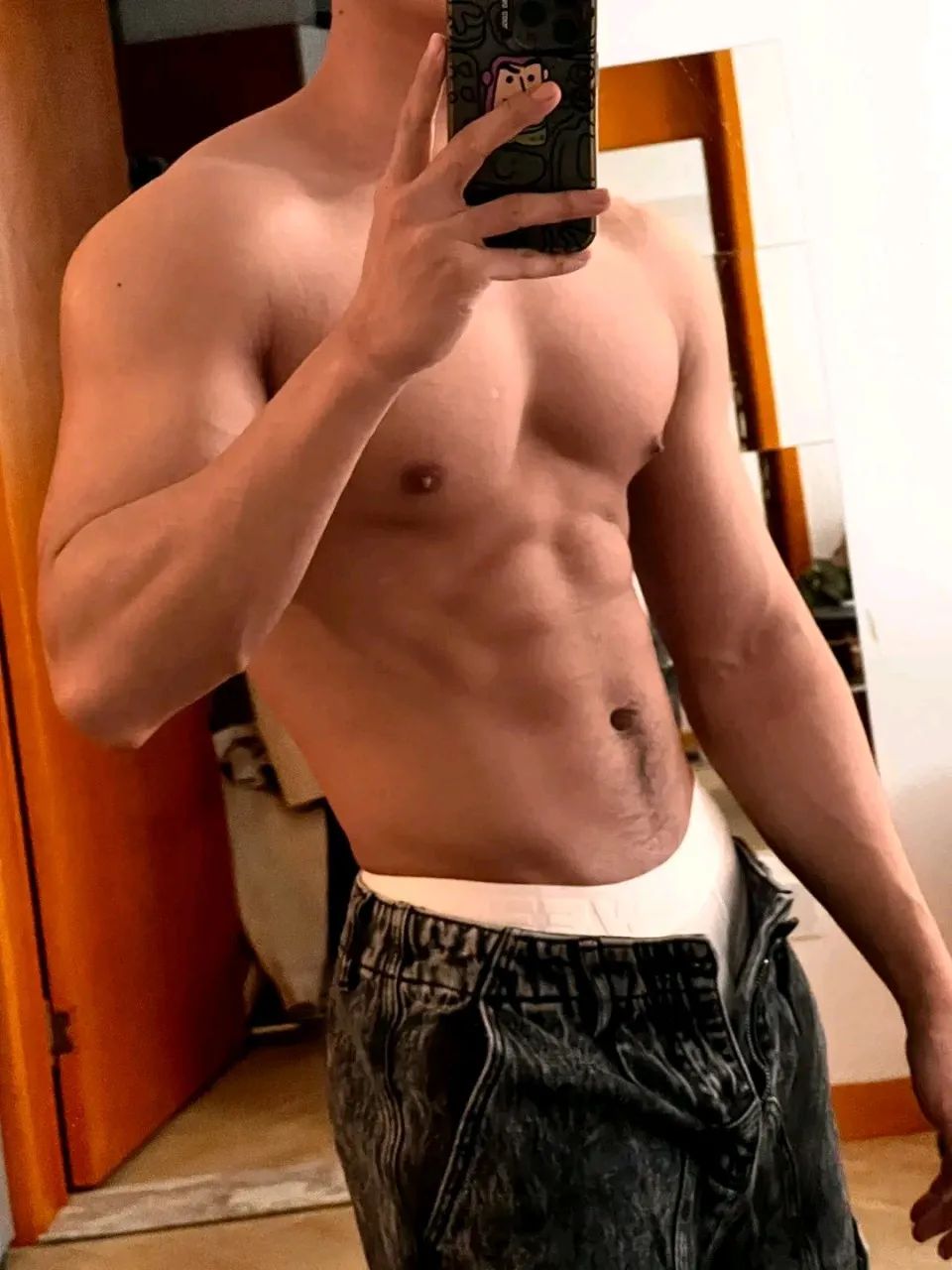 绿色紧身衣 + 白色内裤，翘 P 嫩男太让人心动