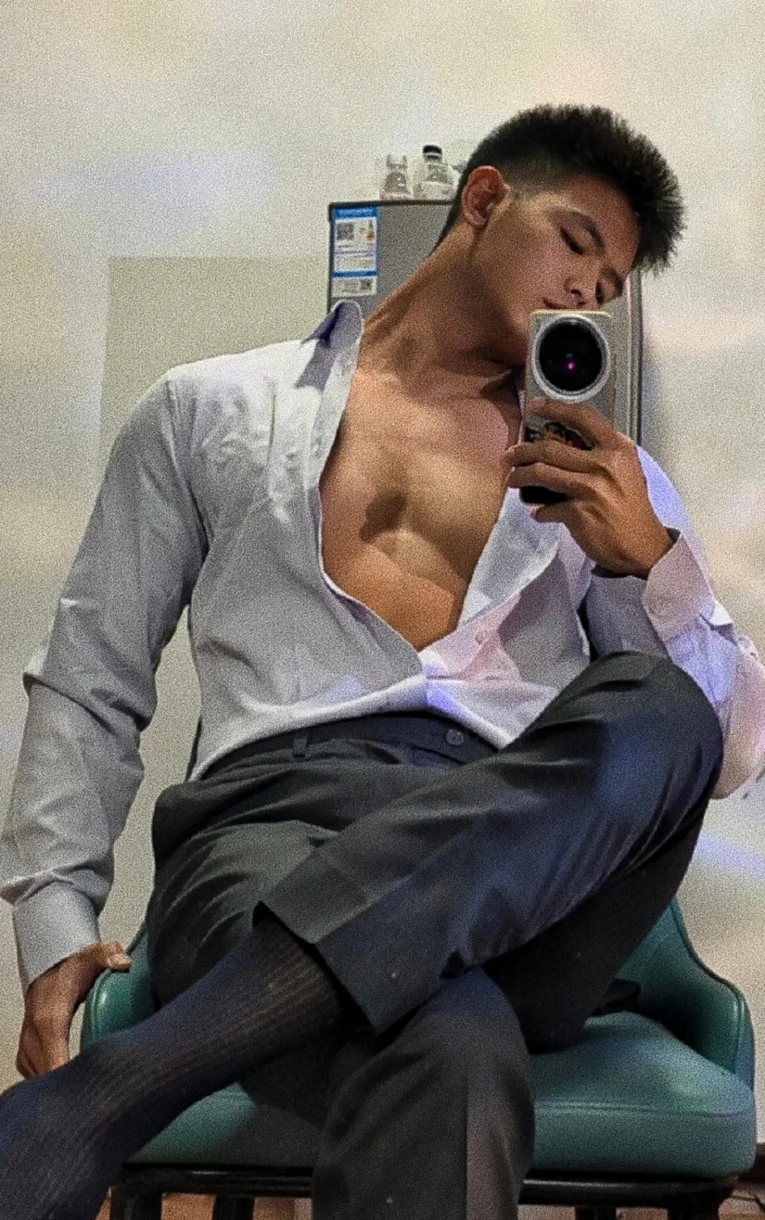 蜘蛛侠紧身服 + 西装黑袜，这个肌肉男把反差感玩明白了