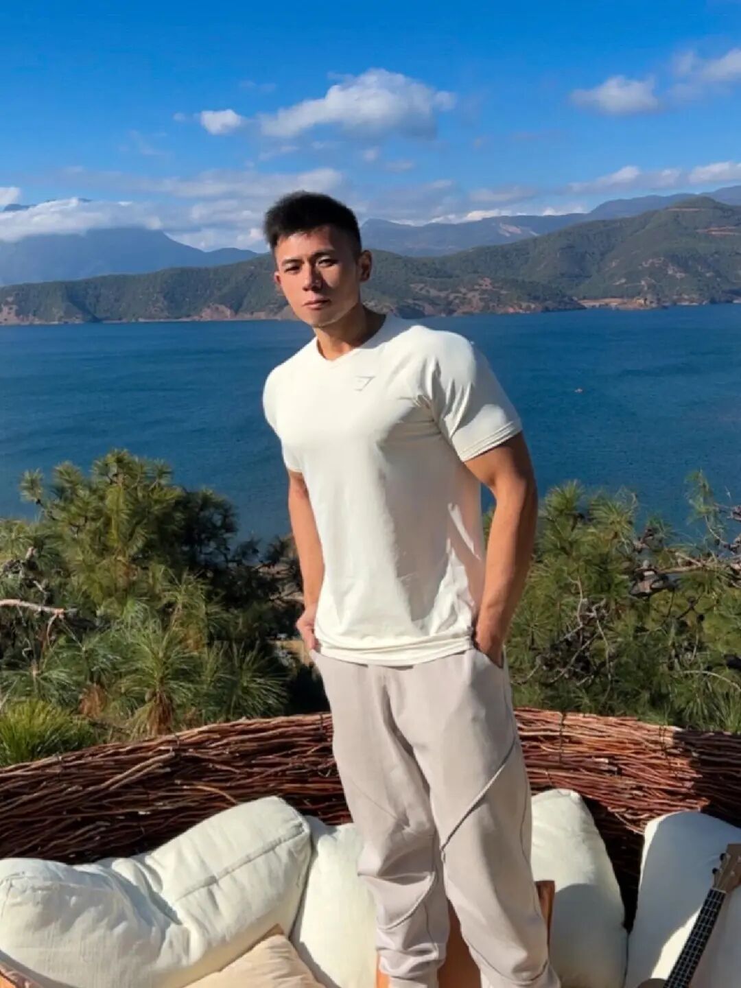 爱好旅游的大块头黑皮肌肉男 Frank 爱好旅游的大块头黑皮肌肉男 Frank