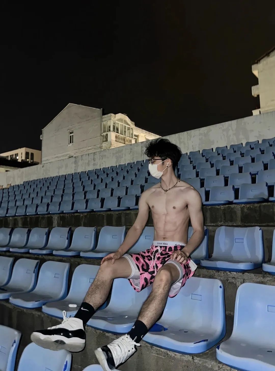 深夜在体育场擦边的薄肌帅哥！竟然是 05 年音乐生男大……