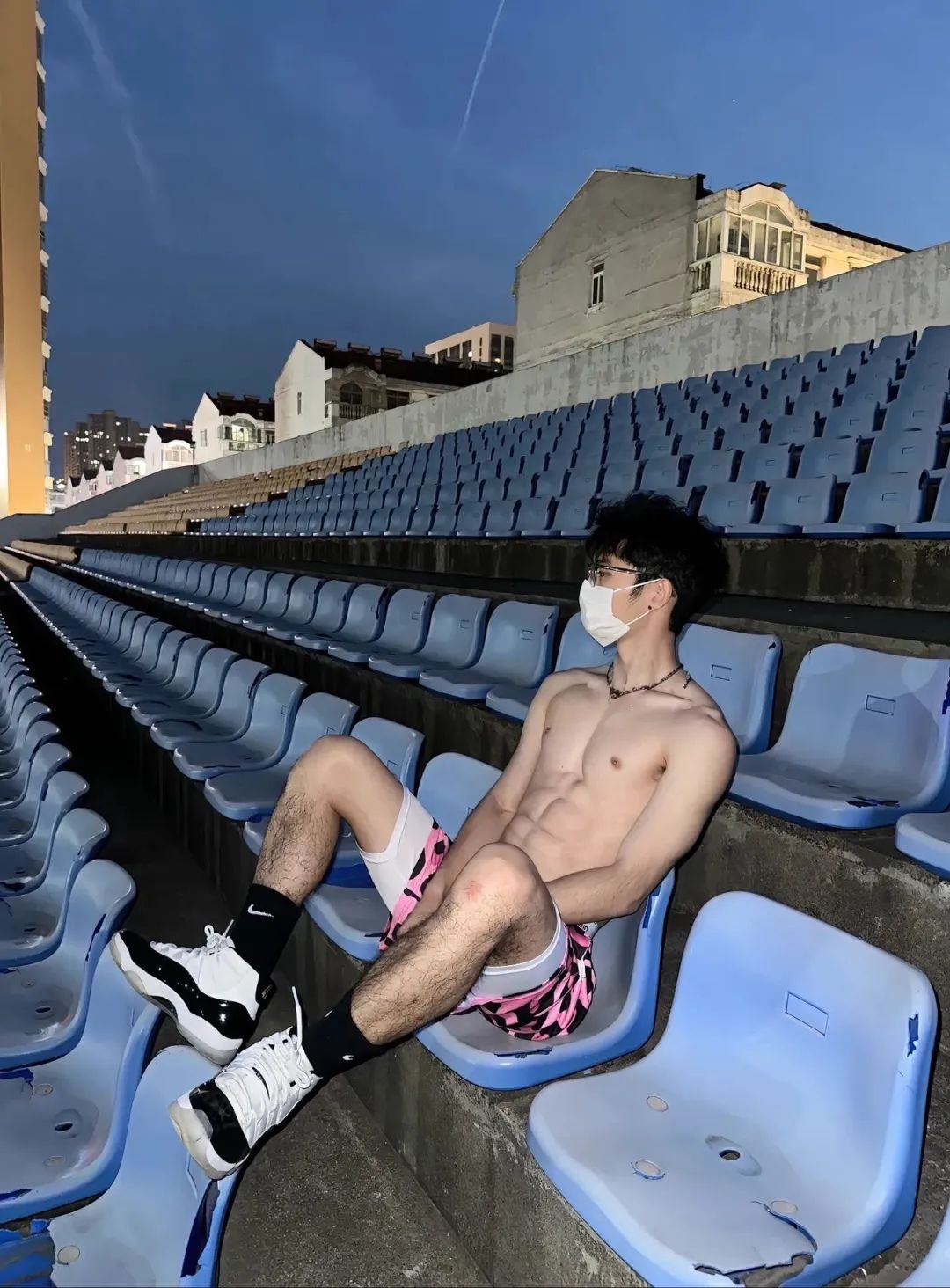 深夜在体育场擦边的薄肌帅哥！竟然是 05 年音乐生男大……