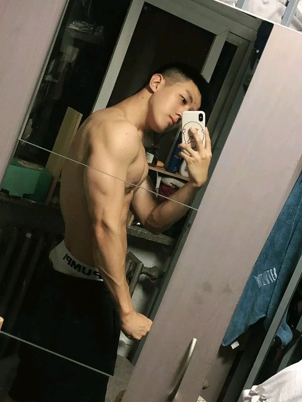 绿色紧身衣 + 白色内裤，翘 P 嫩男太让人心动