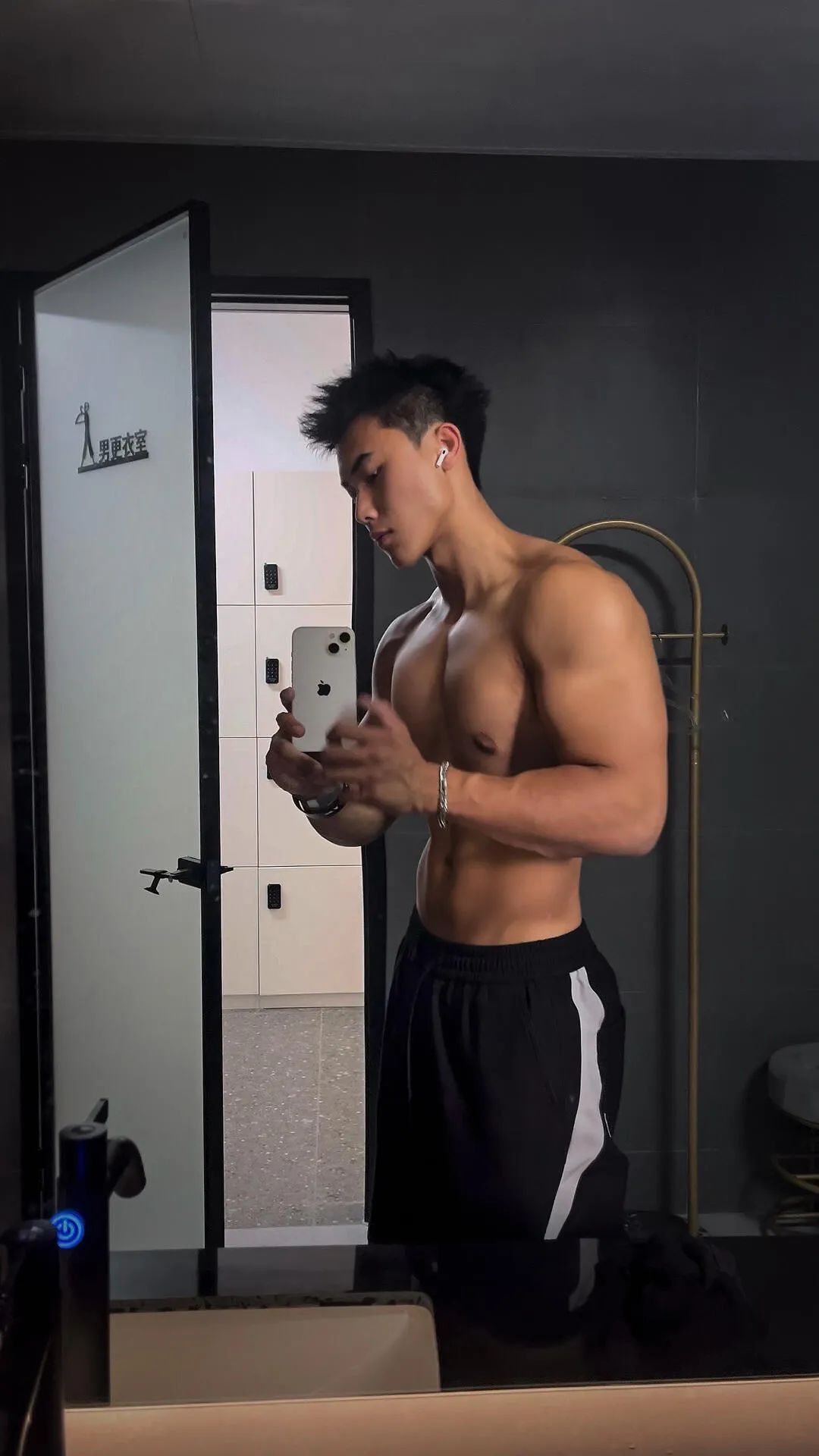 05 年 185CM 黑皮肌肉帅哥，很直也很帅的学弟！