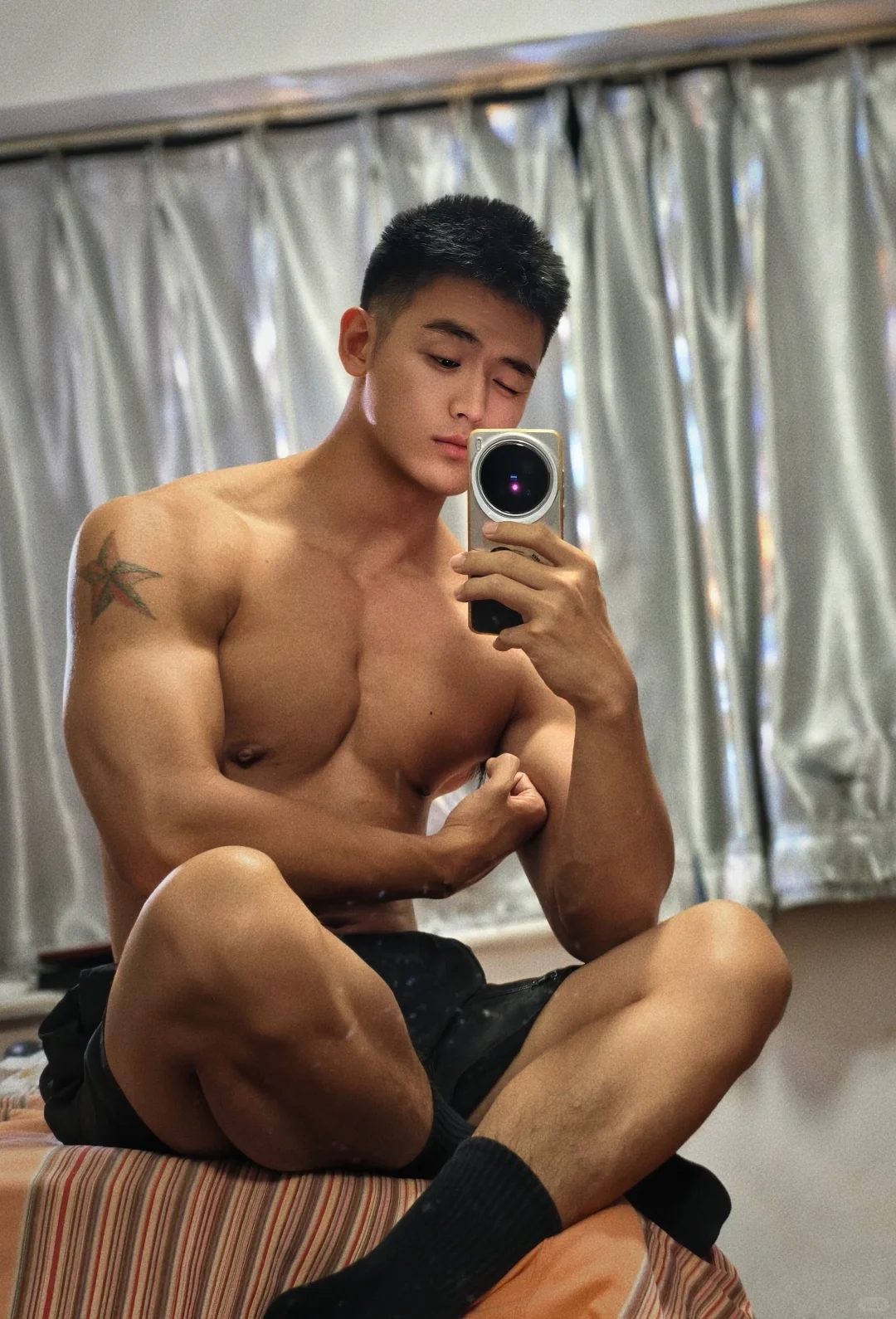 蜘蛛侠紧身服 + 西装黑袜，这个肌肉男把反差感玩明白了