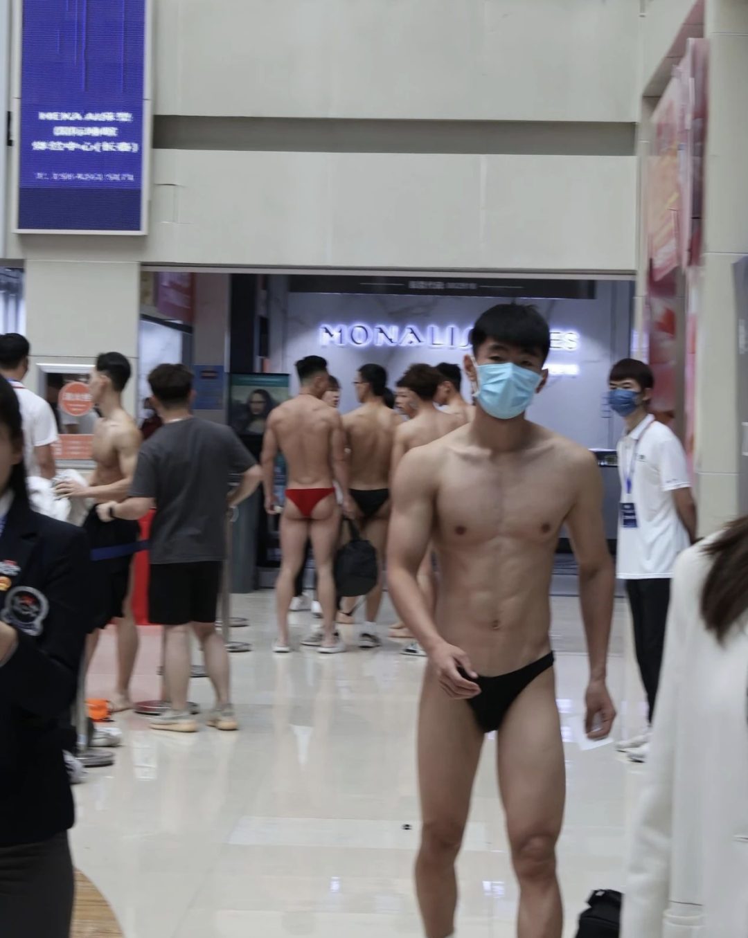 吉林大学成群的运动男穿这么少?粗壮长腿看馋网友! 吉林大学成群的运动男穿这么少?粗壮长腿看馋网友!