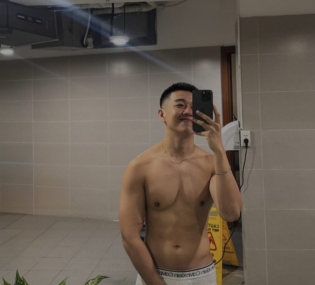 停车场直接脱制服的 185CM 机长太顶了!私照都不穿! 停车场直接脱制服的 185CM 机长太顶了!私照都不穿!