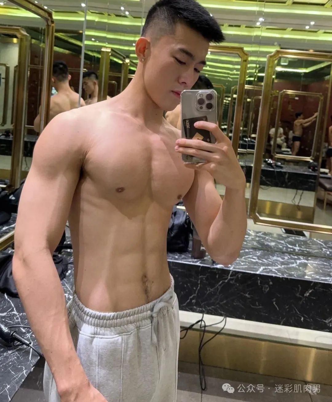 灰裤子运动男自拍私照流出！？这强大实力太顶啦！