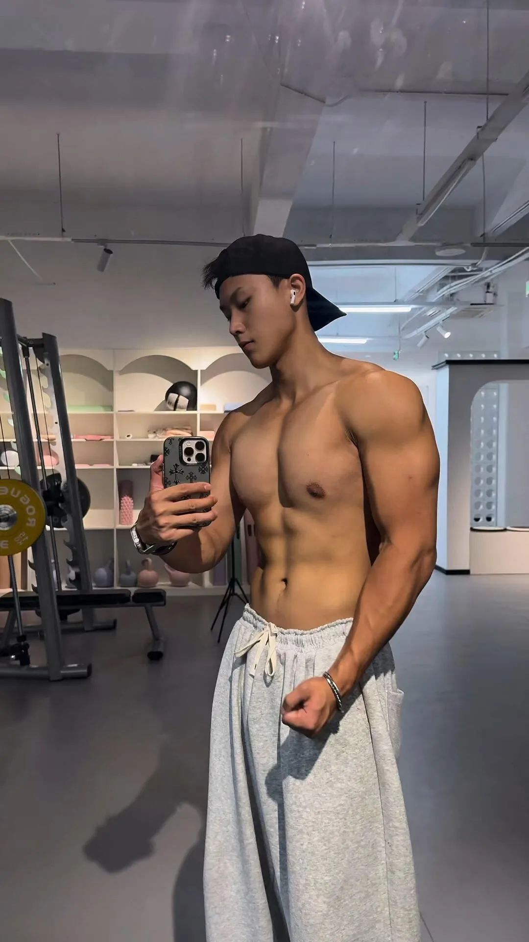 05 年 185CM 黑皮肌肉帅哥，很直也很帅的学弟！