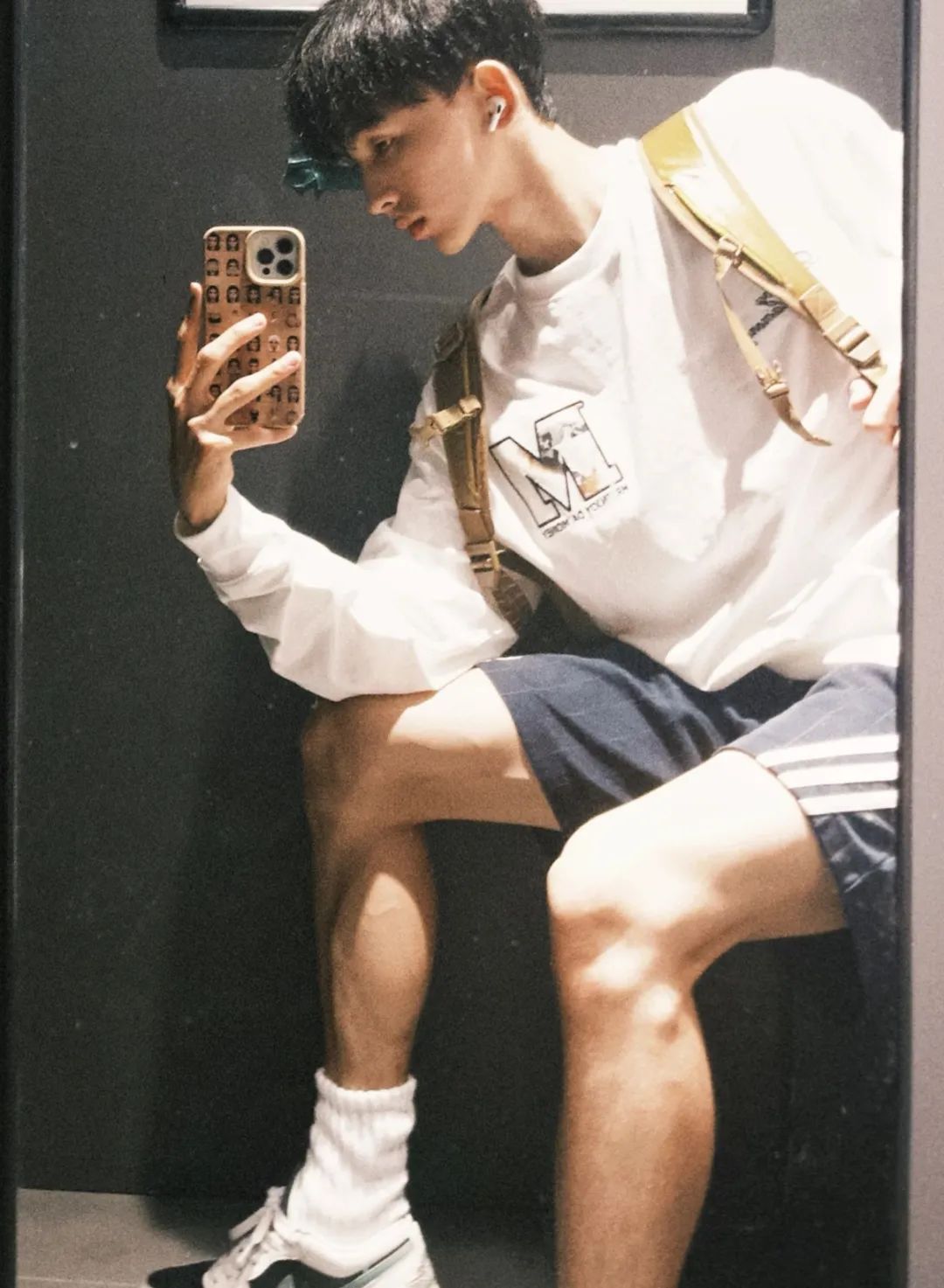 185 白袜极品男高诱惑自拍，白袜长腿太迷人，腿部肌肉线条超诱惑.....